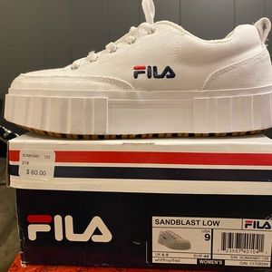 Women’s FILA Sandblast Low white sneakers Size 9